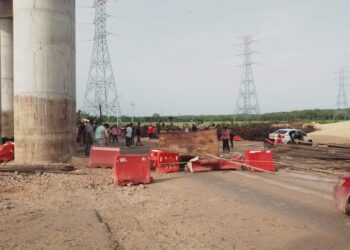 VIDEO: Transportistas Bloquean Carretera Xulhá-Bacalar Exigiendo Pago Pendiente de la Sedena en Obras del Tren Maya