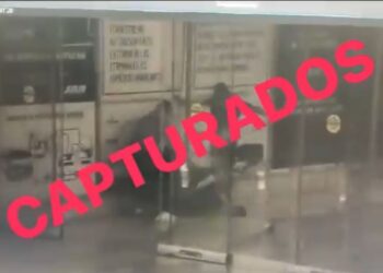 Detienen a Dos Taxistas por Extorsionar a Conductor de Plataforma en el Aeropuerto de Cancún