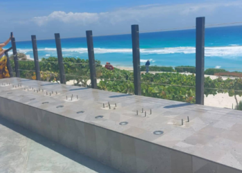 Huracán Beryl obliga a retirar las icónicas letras de Cancún en Playa Delfines