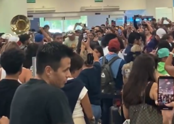 VIDEO / Pasajeros Cantan ‘Cielito Lindo’ en el Aeropuerto de Cancún Durante Caída Global de Microsoft