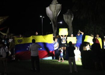 Venezolanos en Cancún se Manifiestan en Apoyo a Protestas en Venezuela por Resultados Electorales