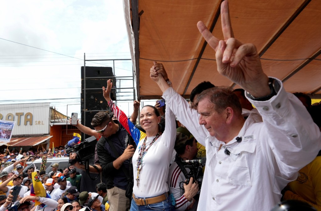 Arriba, la líder de la oposición María Corina Machado y el candidato presidencial Edmundo González saludan a sus partidarios en su mitin en Barinas, Venezuela. A la derecha, el presidente Nicolás Maduro, quien afronta una elección difícil por primera vez en años