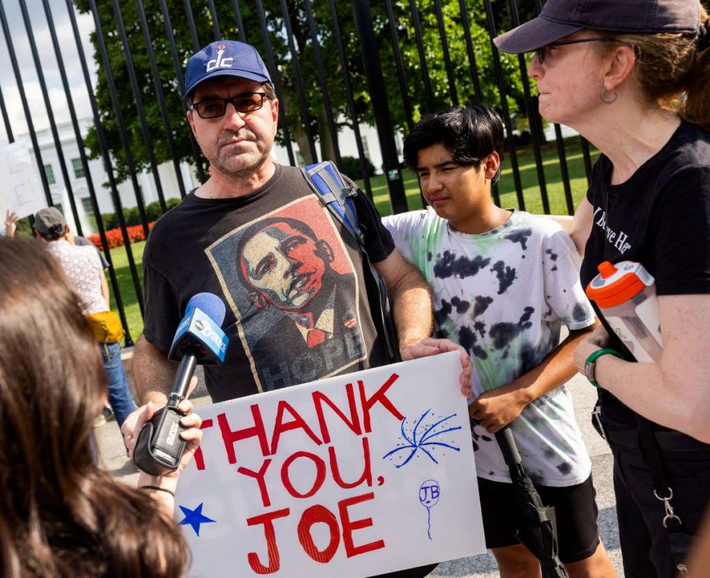 Seguidores demócratas le muestran su apoyo al presidente estadounidense Joe Biden, quien ayer dimitió de la candidatura para las elecciones de noviembre próximo