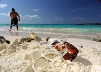 Cancún enfrenta aumento en la recolección de basura en playas durante temporada vacacional