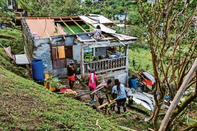 Habitantes de Ottley Hall, San Vicente y las Granadinas, empiezan a reparar su casa dañada por “Beryl”