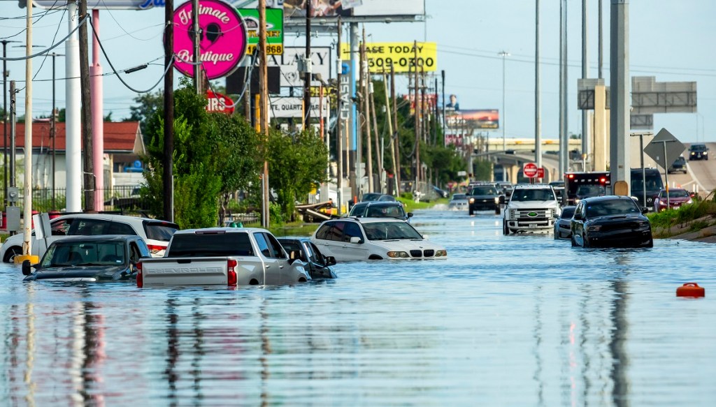 Inundaciones y falta de electricidad son algunas de las secuelas del paso de Beryl en Houston, Texas (Foto de EFE)