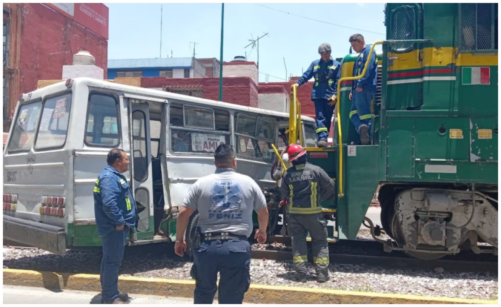 Camión de pasajeros intentó ganarle el paso a un tren, pero termina siendo embestido por la locomotora en Tlalnepantla, Edomex