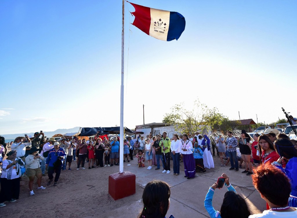 Indígenas de la Nación Comca’ac posan con una bandera durante la celebración del año nuevo Seri, ayer, en Hermosillo, Sonora. Los indígenas celebran en medio de una de las peores sequías de la historia reciente del país. El año nuevo Seri se conmemora después del solsticio de verano, que ocurrió el 20 de junio