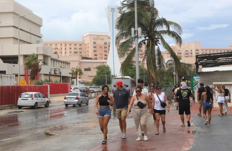 Aspecto de Cancún horas después del paso del huracán Beryl (Foto de EFE)