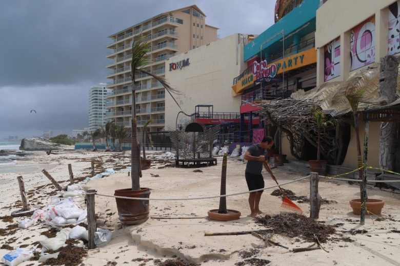 Aspecto de Cancún horas después del paso del huracán Beryl (Foto de EFE)