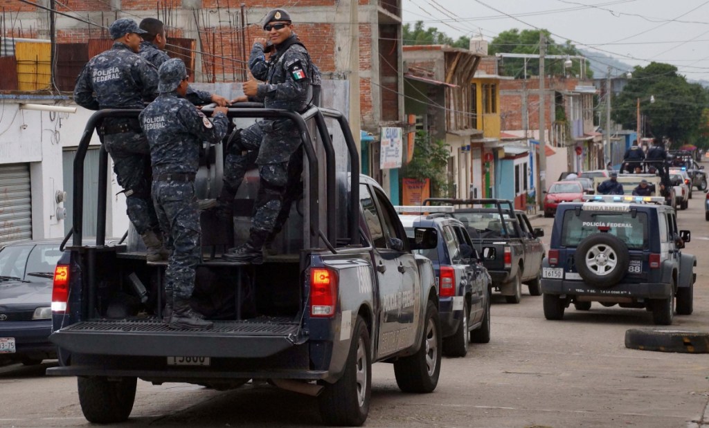 Agentes de policía realizan labores de vigilancia en calles de la capital oaxaqueña. Profesores de esta entidad denunciaron ser víctimas del crimen organizado, que exige el “pago de piso” para dejarlos trabajar