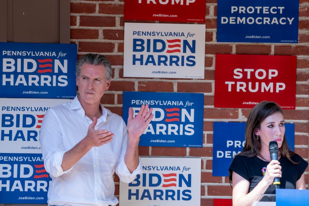 El californiano Gavin Newsom y la candidata demócrata al Congreso en Pensilvania, Ashley Ehasz, ayer durante un mítin de apoyo a Joe Biden