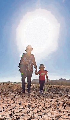 Madre e hija caminan bajo el sol en Sonora, México. La ONU presentó un estudio sobre natalidad mundial