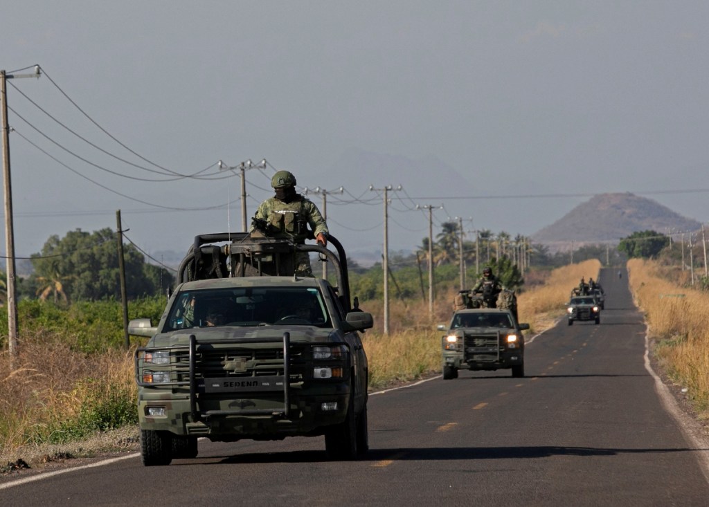 Unidades de elite del Ejército atraviesan la comunidad de Naranjo de Chila, Michoacán, lugar de origen de “El Mencho”