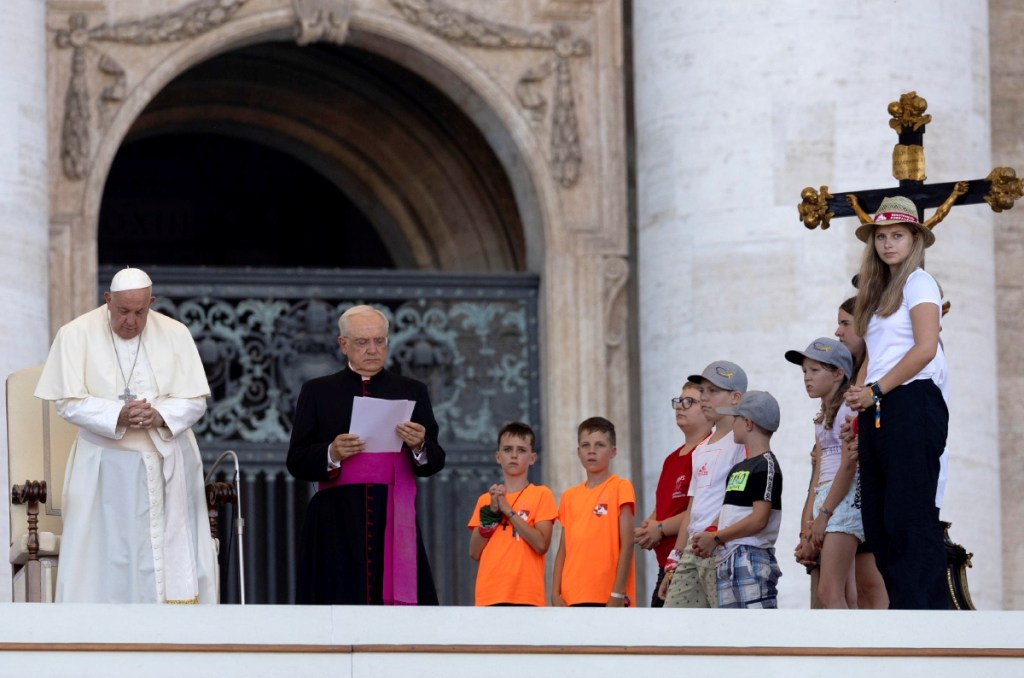 El papa Francisco, en un encuentro con 50,000 monaguillos de toda Europa en la Plaza de San Pedro