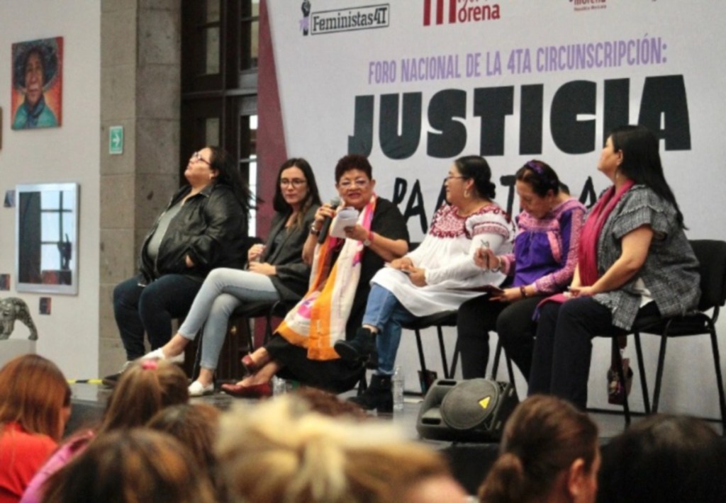 Ernestina Godoy Ramos (al micrófono), en el Foro Nacional Justicia para todas Reforma Judicial con Perspectiva de Género, ayer en Los Pinos