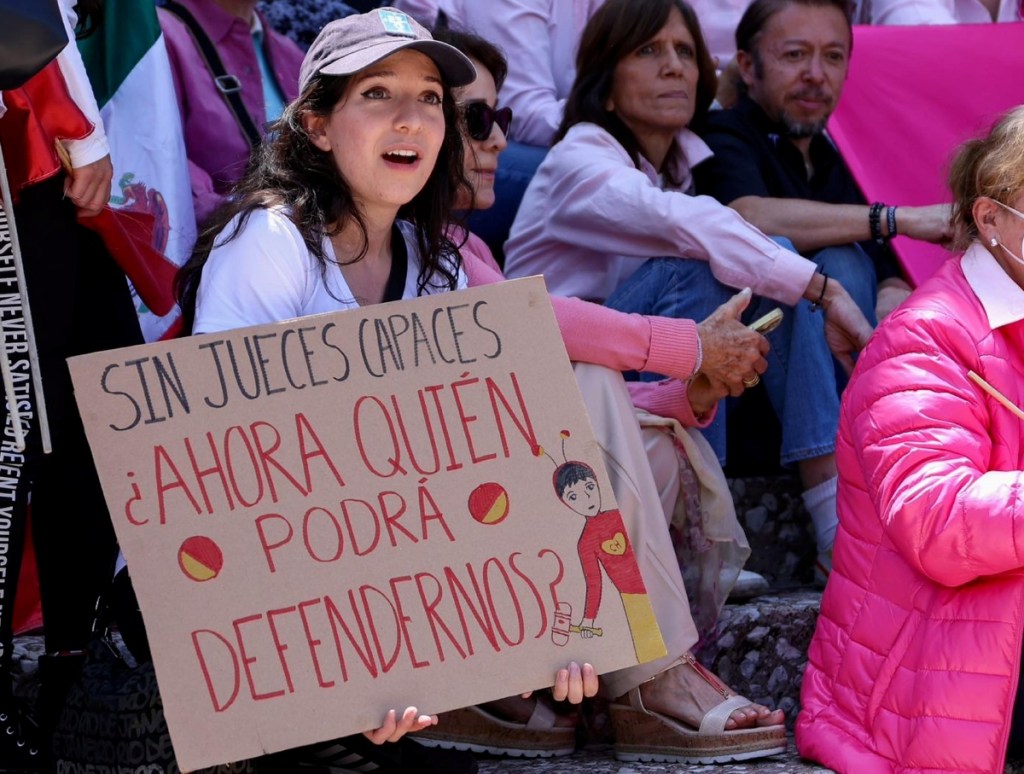 Unos 250 integrantes del Poder Judicial se manifestaron ayer en contra de la reforma, a las afueras del Palacio de Justicia de San Lázaro