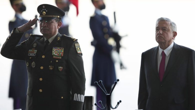 Imagen de archivo con el secretario de Defensa de México, Luis Crescencio Sandoval, quien saluda junto al presidente de México, Andrés Manuel López Obrador, durante una ceremonia de inauguración de una nueva pista en la base aérea militar de Santa Lucía el 10 de febrero de 2021