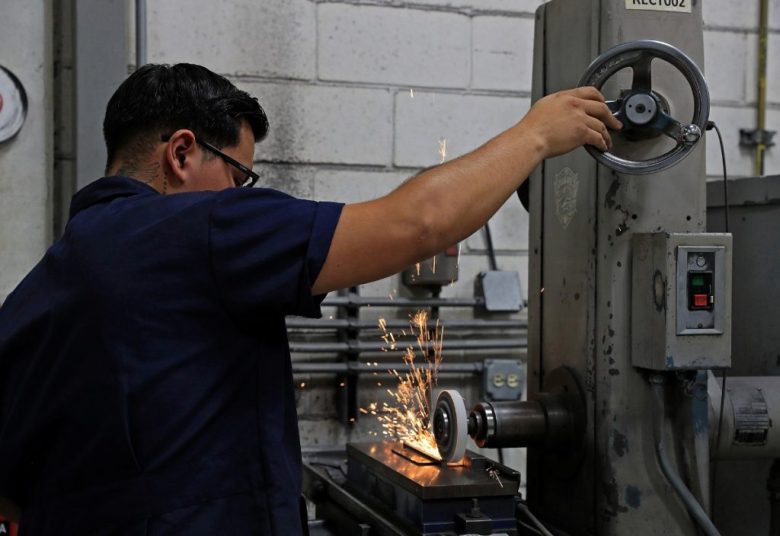 Especialistas indicaron que el anuncio de un arancel de Estados Unidos al acero y aluminio de origen ajeno al T-MEC amenaza a maquiladoras