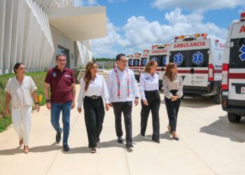 Mara Lezama Recibe 31 Ambulancias para Mejorar la Atención Médica en Quintana Roo