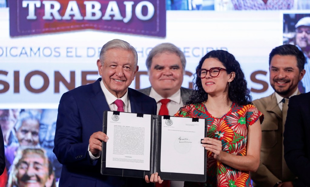 Aspecto de la firma del decreto que formalizó la creación del Fondo de Pensiones del Bienestar, el pasado 1 de mayo, en Palacio Nacional