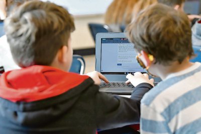 Niños utilizan una computadora en una primaria de Kentucky. Entre los promotores de la Ley de Seguridad Infantil en Internet figuran grupos de padres, organizaciones pro derechos de los niños, Microsoft, X y Snap