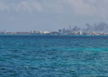 Incendio en Embarcación Frente a Playa Langosta en Cancún