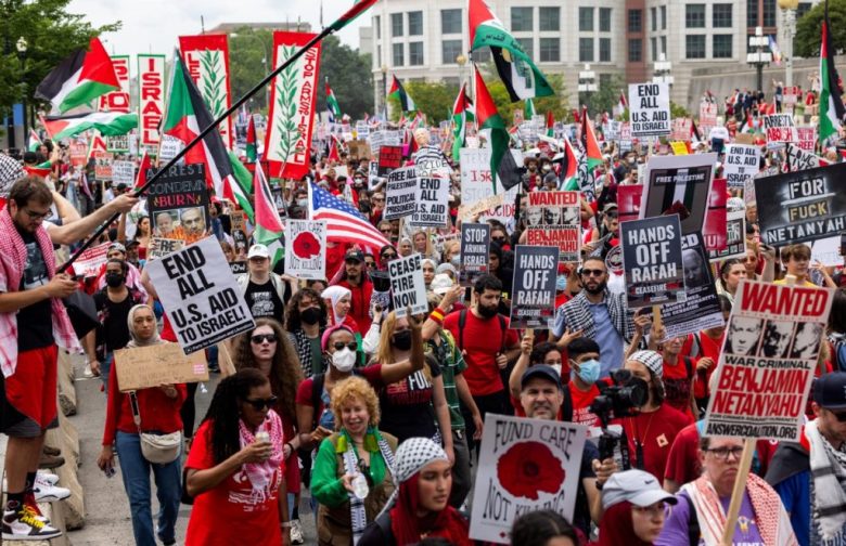 Manifestantes contra las operaciones israelíes en Gaza y las ventas de armas estadounidenses a Israel marchan hacia el Capitolio de Estados Unidos