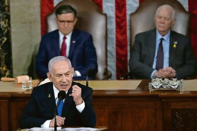 El primer ministro de Israel, Benjamin Netanyahu, ayer en el Congreso. Atestiguan el presidente de la Cámara de Representantes, Mike Johnson, y el presidente de Relaciones Exteriores del Senado, Ben cardin