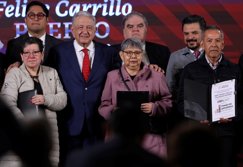 El presidente Andrés Manuel López Obrador ayer durante la entrega de las constancias del Fondo de Pensiones del Bienestar a los jubilados