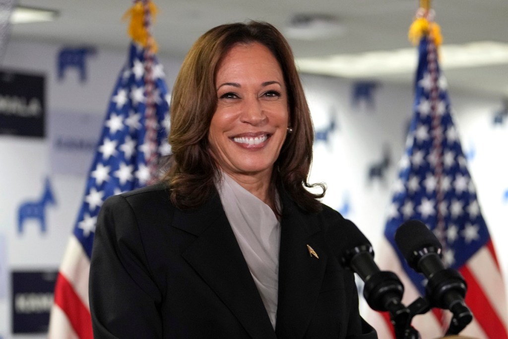 Kamala Harris, posible candidata demócrata a la presidencia de Estados Unidos, pronuncia un discurso en la sede de su campaña en Wilmington, Delaware (Foto de AP)