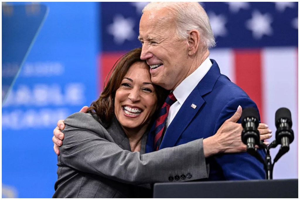 Tras renuncia de Biden, Kamala Harris logra mejores porcentajes que el presidente en las encuestas pero sigue sin superar a Trump