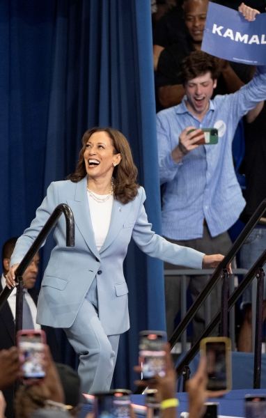 La vicepresidenta de EE. UU., Kamala Harris, sube al podio en un evento de campaña en Georgia