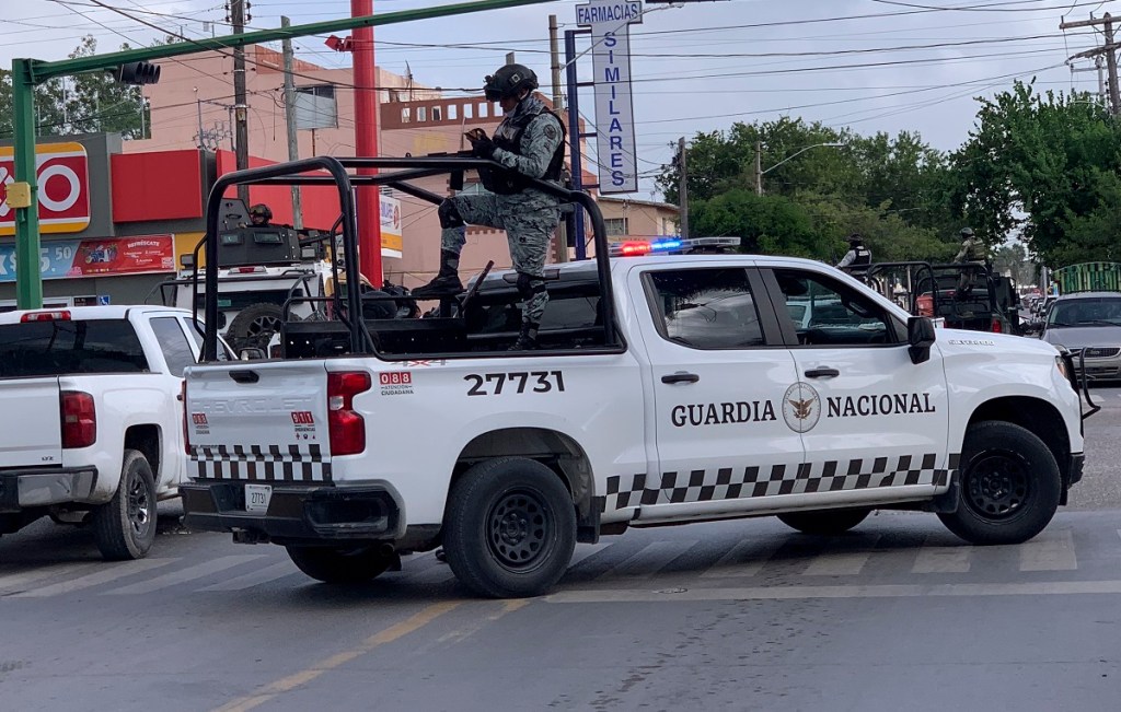 Elementos de la Guardia Nacional frente a una tienda de conveniencia en Tamaulipas, estado donde fue asesinado el empresario Julio César Almanza (Foto de AP)