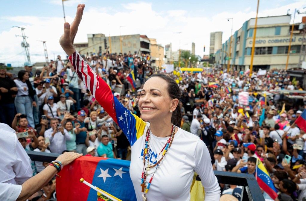 La líder de la oposición venezolana María Corina Machado saluda a simpatizantes en un acto de campaña, en Valencia, estado de Carabobo