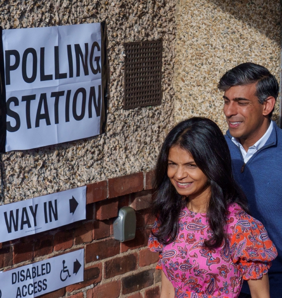 El primer ministro británico, Rishi Sunak, y su esposa, Akshata Murty, salen de votar