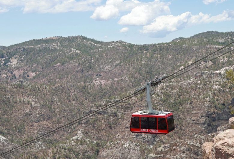 La tierra de los tarahumara o rarámuris (que se traduce como “pies ligeros”), en las Barrancas del Cobre, ubicadas en Chihuahua, ha impulsado el desarrollo de la región debido a la infraestructura con la que ahora cuenta, como la terminal aérea (izquierda) que recién inicio operaciones