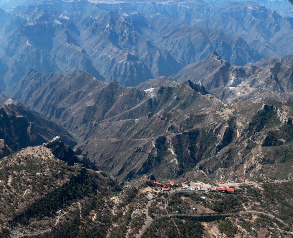 Las Barrancas del Cobre, asombroso conjunto de cañones de casi 2,000 metros de profundidad, está emergiendo como uno de los destinos turísticos más atractivos