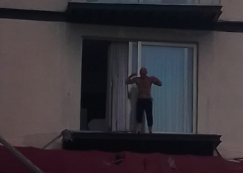 Cancún: Sujeto Amenaza con Suicidarse desde un Edificio en la Avenida Kabah