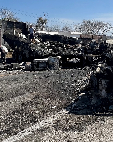 Vehículos incendiados utilizados para el bloqueo de carreteras en el poblado Berriozabal, Chiapas