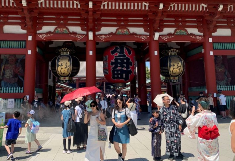 El gobierno japonés ha comenzado a implementar medidas contra el turismo masivo, como el incremento de los precios de los servicios para turistas extranjeros