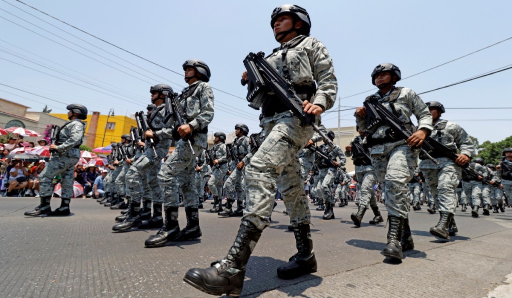 Integrantes de la Guardia Nacional en el desfile del 5 de mayo