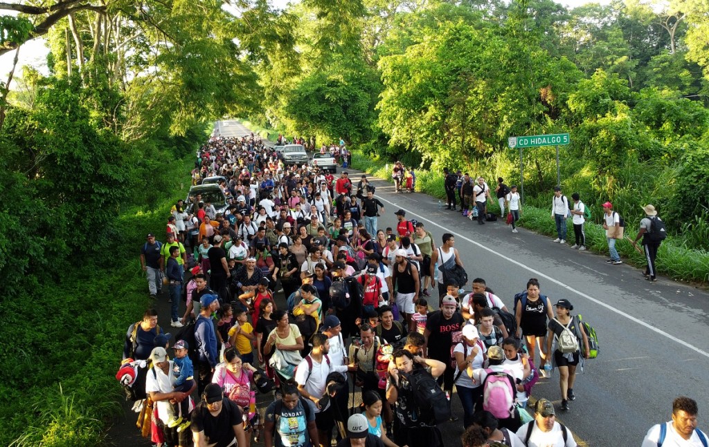 Vista parcial de la nueva caravana —integrada por unos 3,000 migrantes— que partió ayer domingo de Ciudad Hidalgo, en Chiapas, para intentar cruzar todo la República y avanzar hacia Estados Unidos