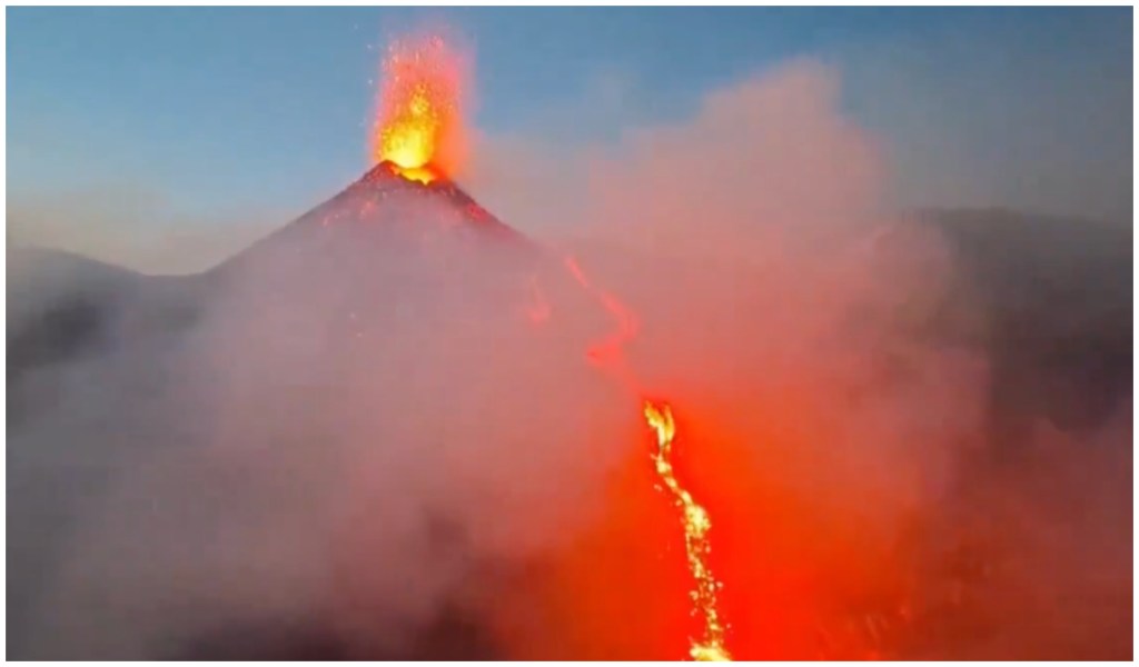 Hace erupción el Etna, volcán más activo de Europa, después de cuatro años de inactividad