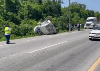 Accidente en Playa del Carmen: Camión revolvedora vuelca cerca del hotel Paladium