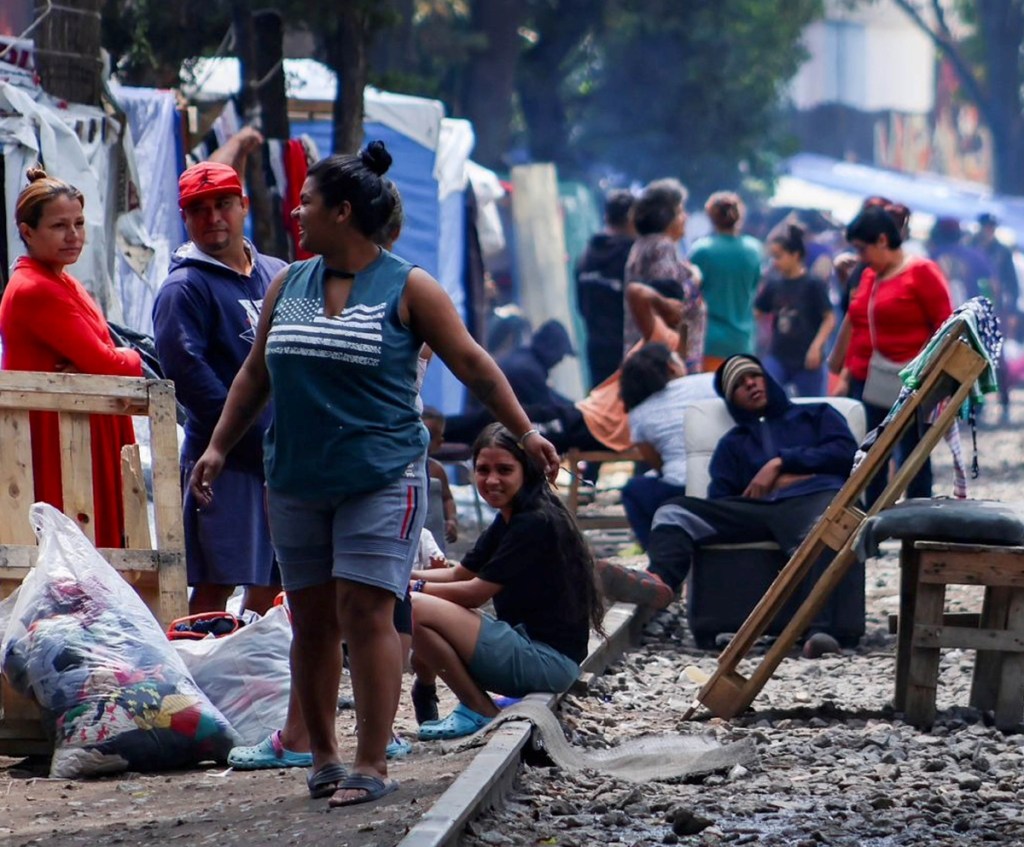 Migrantes que viven en un campamento improvisado en la zona de vías del tren de la colonia Vallejo, en la alcaldía Gustavo A. Madero