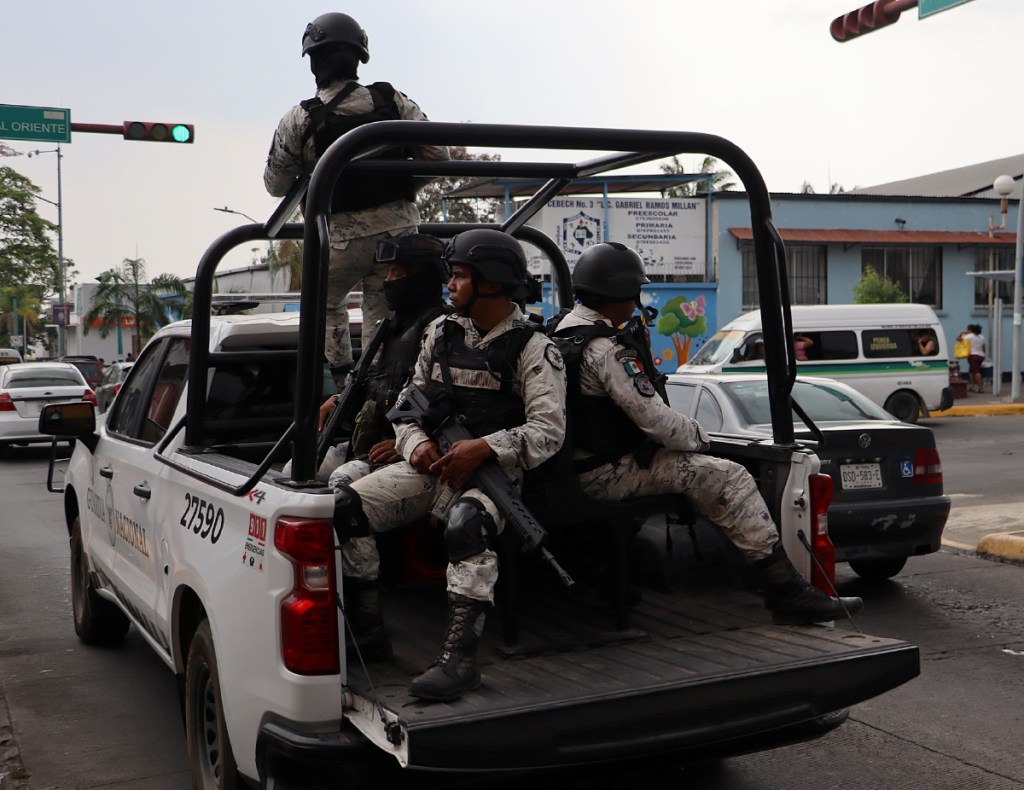 MEX741. TAPACHULA (MÉXICO), 04/03/2024.- Personal de la Guardia Nacional (GN) realiza patrullajes de vigilancia el 3 de marzo de 2024 en el municipio de Tapachula, en el estado de Chiapas (México). Las ventas de comercios de la frontera sur de México han caído un 75 % en lo que va del año por la violencia del crimen organizado, según denuncia este lunes a EFE el presidente de la organización de empresarios y comerciantes Procentro de Tapachula, César Antonio García Jiménez. Ante las disputas de los grupos criminales se ha reducido en un 60 % el ingreso de compradores guatemaltecos a la ciudad, que está en el límite de México con Centroamérica, añadió García Jiménez. EFE/Juan Manuel Blanco