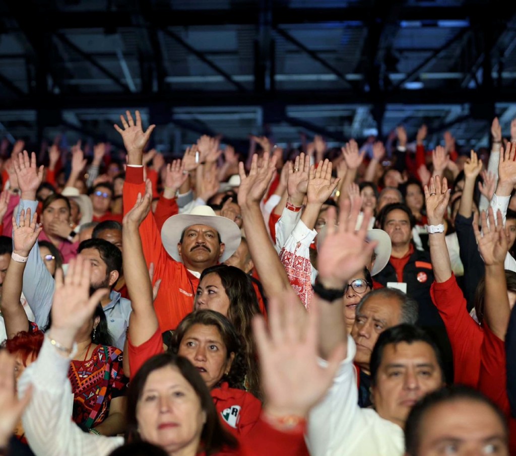 Militantes priístas votaron a mano alzada por cambiar los estatutos