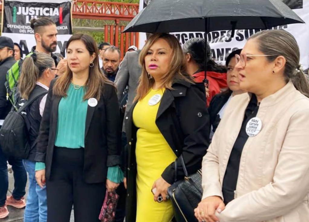 La jueza Juana Fuentes Velázquez (izquierda), directora de la Asociación Nacional de Magistrados de Circuito y Jueces de Distrito del Poder Judicial de la Federación (Jufed), asistió ayer a la Cámara de Diputados para mostrar su apoyo a los trabajadores que llevaron a cabo una concentración masiva afuera del recinto, con el fin de defender la autonomía del Poder Judicial de la federación y sus derechos