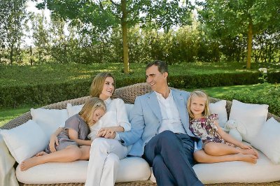 Felipe de Borbón y Grecia, con Letizia y sus hijas Leonor y Sofía, posan para la foto oficial de Navidad en 2009